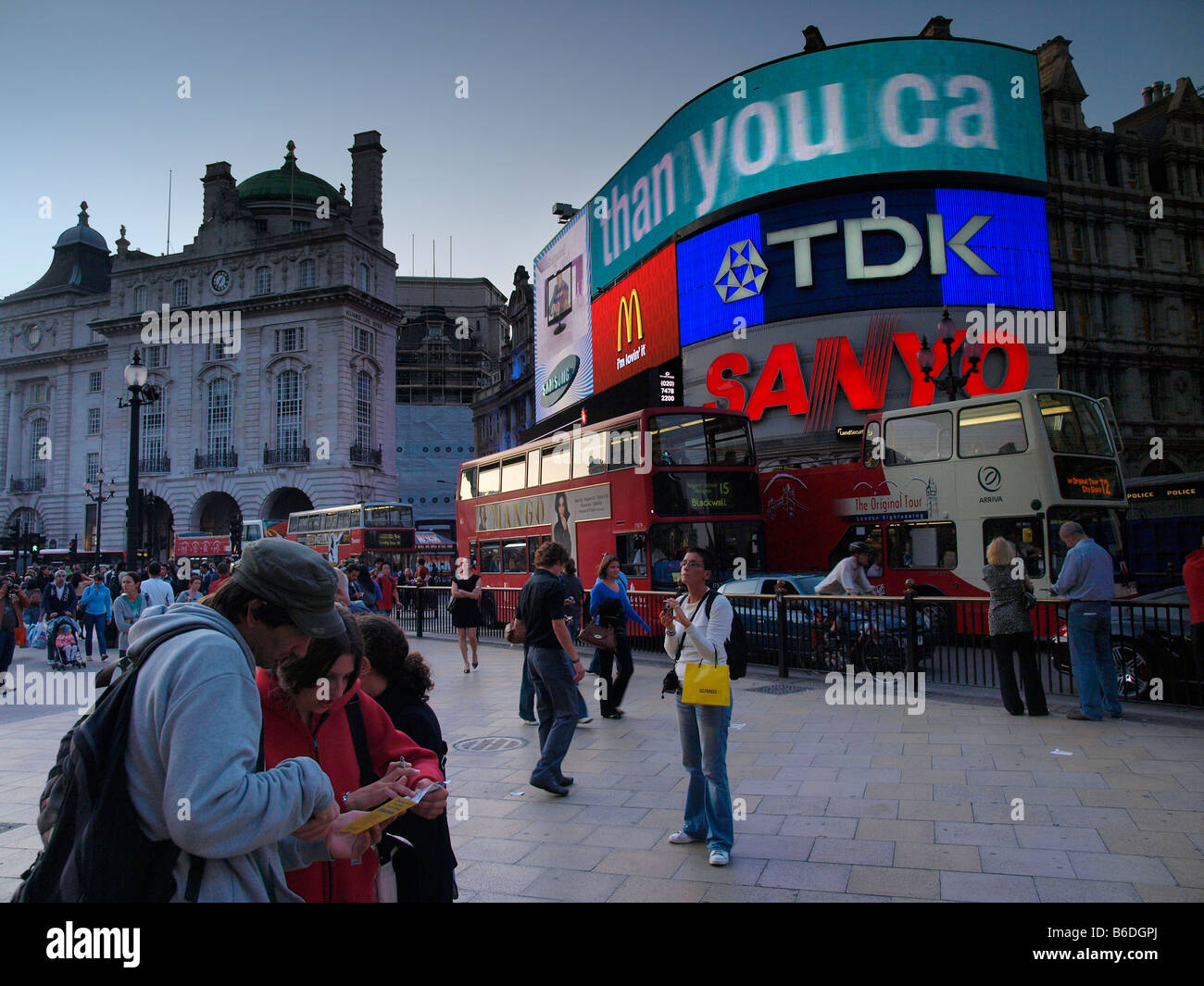Touristen am Piccadilly Circus-London-UK Stockfoto