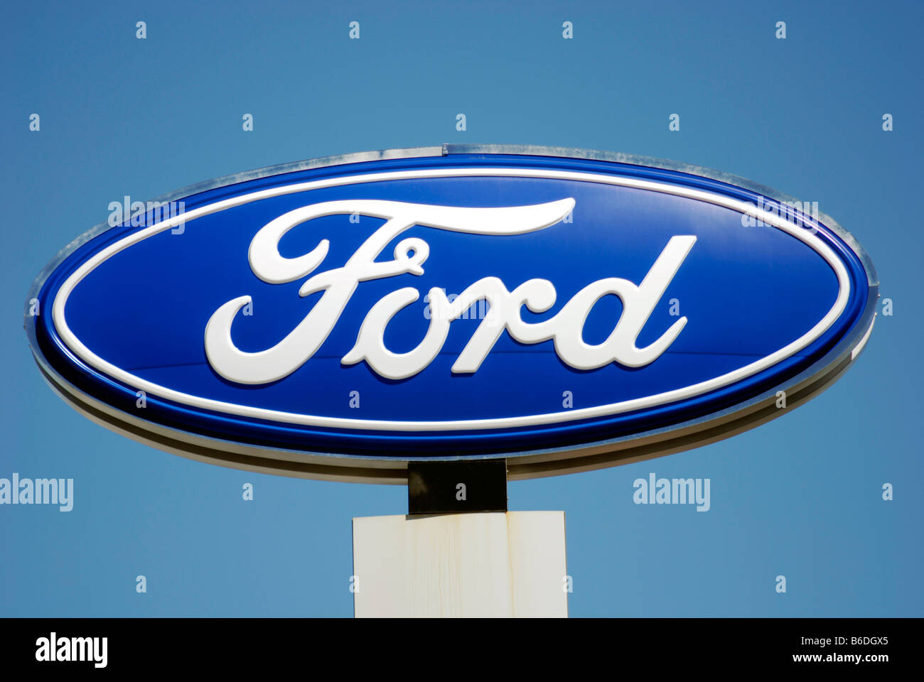 Das berühmte Ford Logo über ein Autohaus kämpfen, um Fahrzeuge in wirtschaftlich schwierigen Zeiten zu verkaufen Stockfoto Das berühmte Ford Logo über ein Autohaus kämpfen, um Fahrzeuge in wirtschaftlich schwierigen Zeiten zu verkaufen Stockfoto