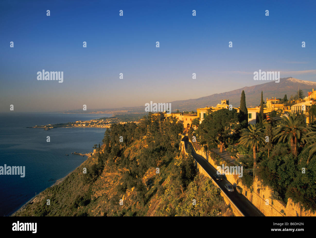 Ätna über Golfo di Naxos-Blick vom Piazza 9 Aprile Provinz Messina Taormina Sizilien Italien Stockfoto