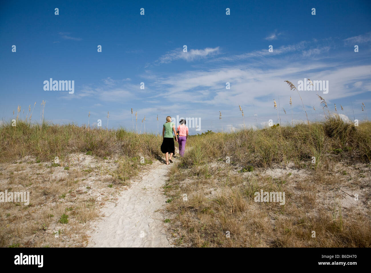Zwei Frauen wandern Sie über die Sanddünen von Fort Desoto Park in St. Petersburg, Florida. Stockfoto