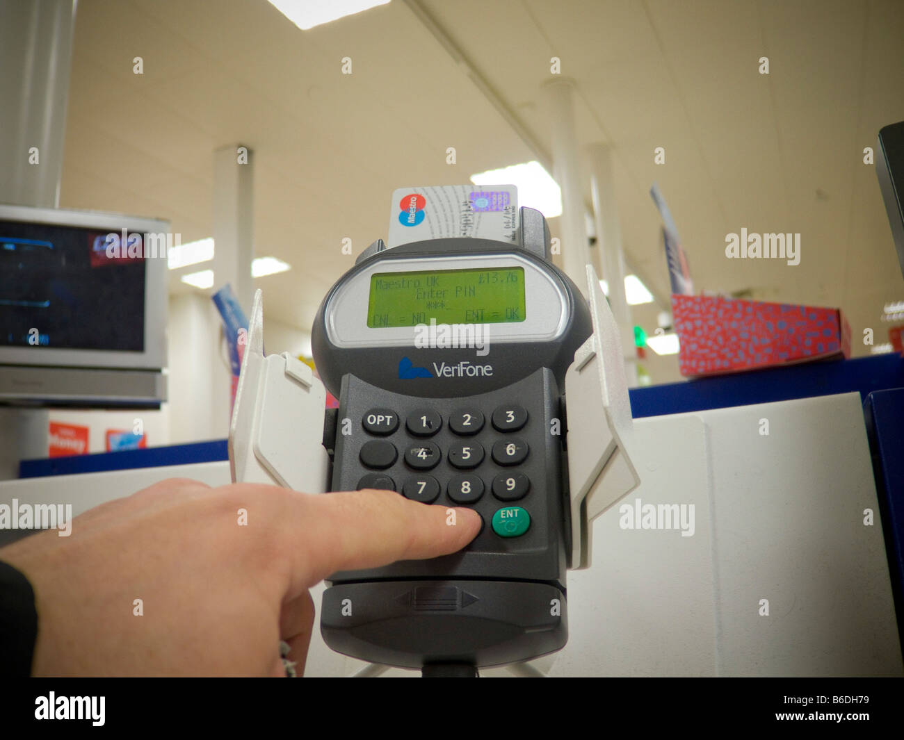 Ein Käufer an einem Self-service Check-Out mit EC-Karte bezahlen / chip und pin. Stockfoto