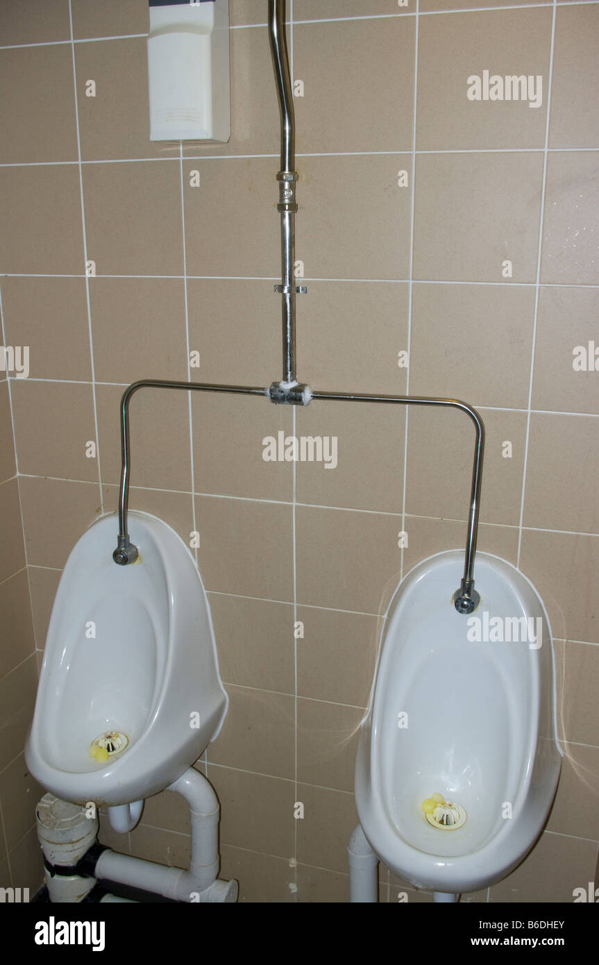 Schmutzige Urinale in Mens öffentliche Toiletten Stockfoto