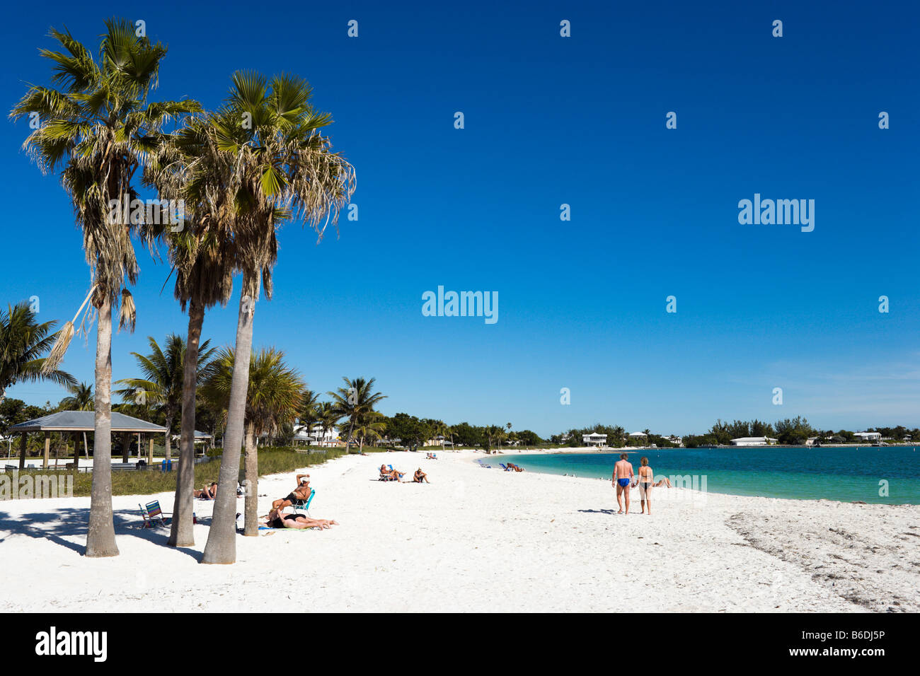 Paare, die am Strand Sombrero, Vaca Key, Marathon, Florida Keys Stockfoto