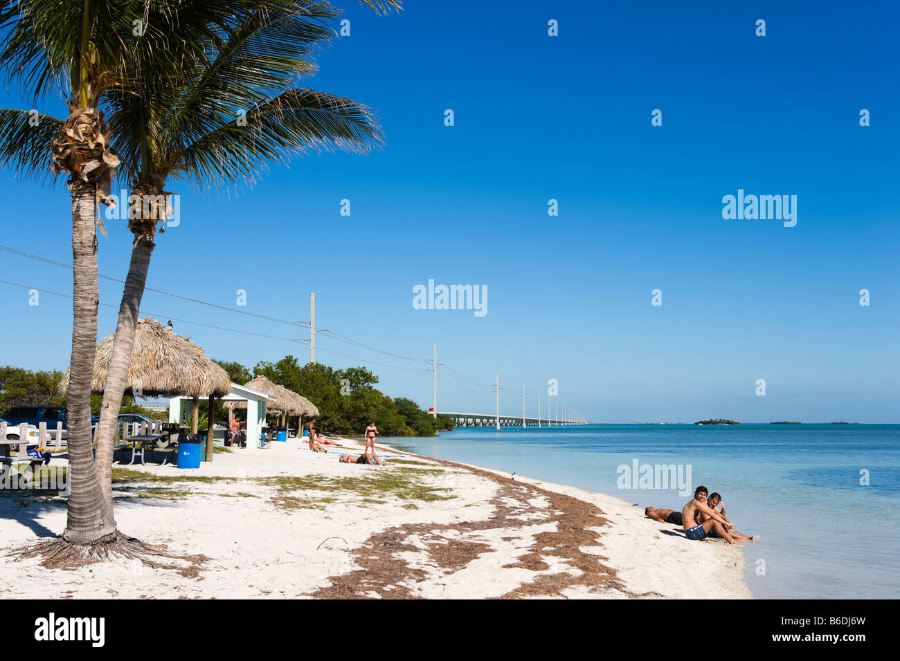 Strand im Veterans Memorial Park mit Blick auf die Seven Mile Bridge, Little Duck Key, Florida Keys, USA Stockfoto