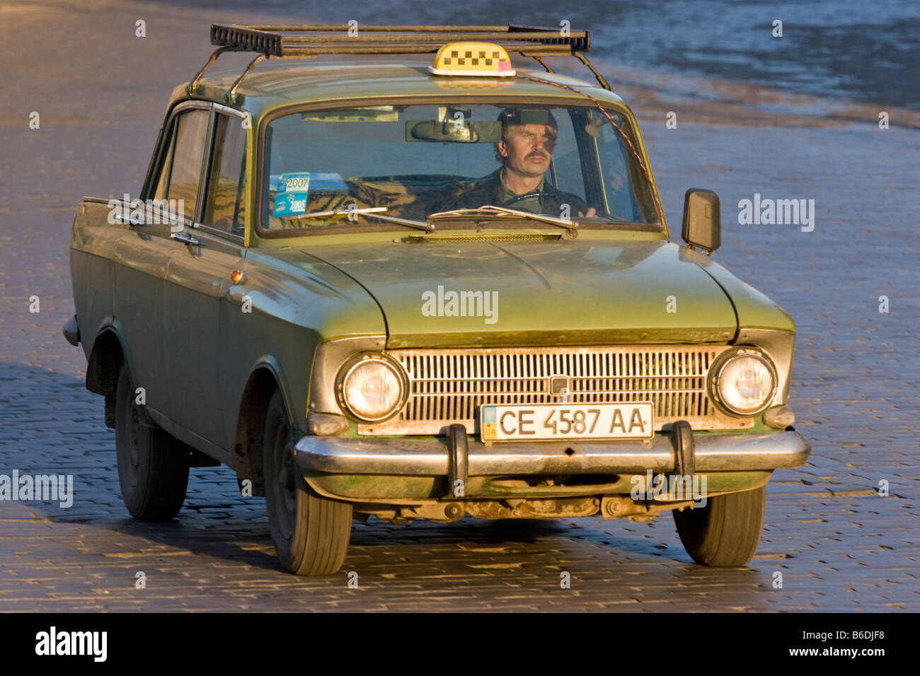 Sehr alte russische taxi Cernivci, Ukraine Stockfotografie