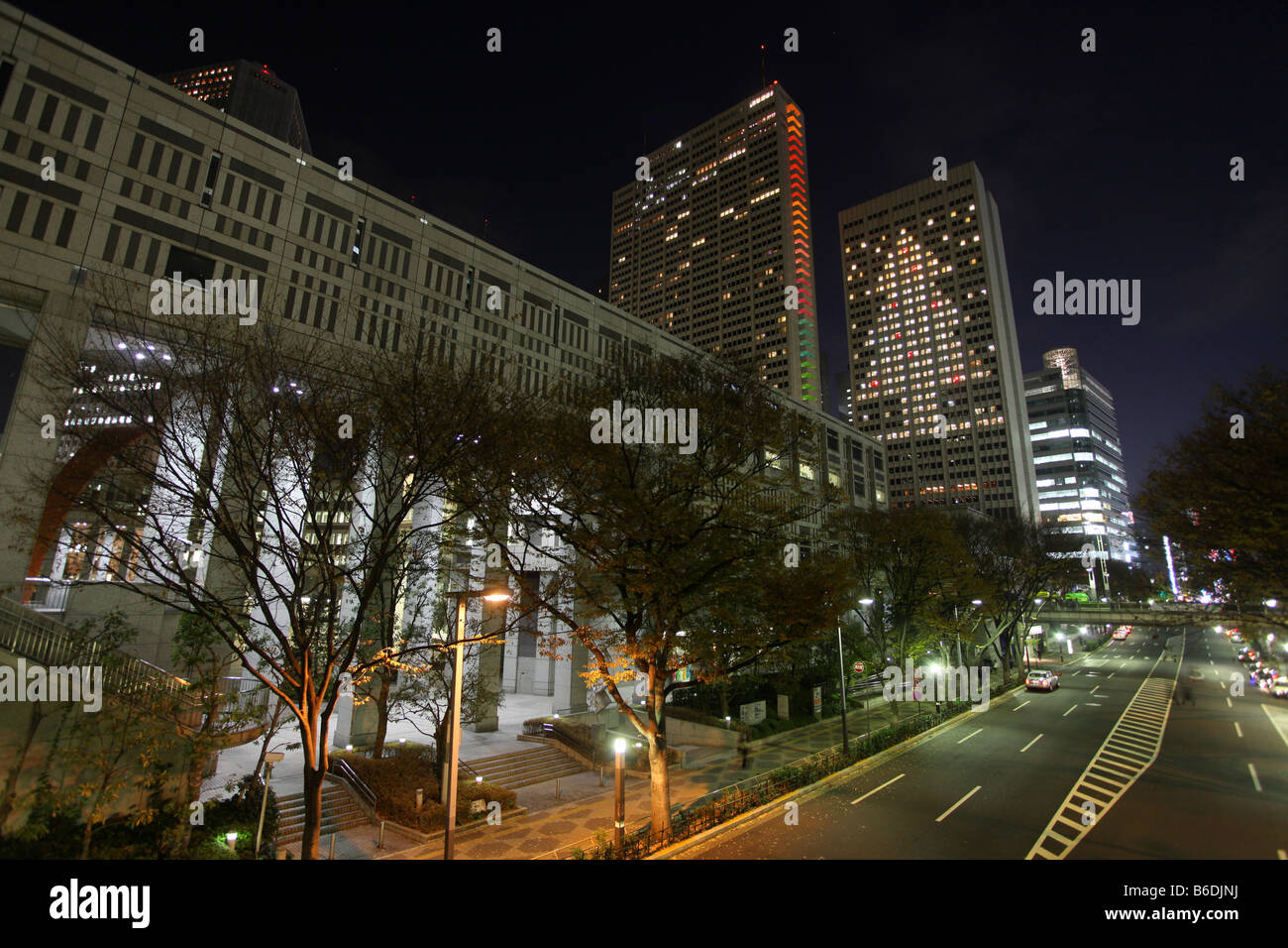 Die Lichter in den Räumen eines Wolkenkratzers zu schaffen ein Bild eines Weihnachtsbaumes während des Festivals Shinjuku Weihnachtsbeleuchtung Stockfoto