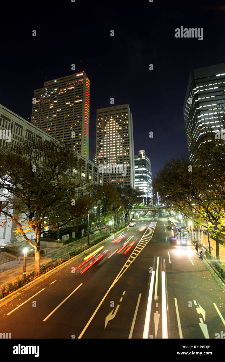 Die Lichter in den Räumen eines Wolkenkratzers zu schaffen ein Bild eines Weihnachtsbaumes während des Festivals Shinjuku Weihnachtsbeleuchtung Stockfoto