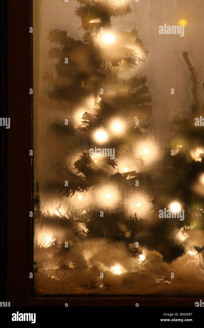 Weihnachtsschmuck in einem Schaufenster, die aus der Kälte draußen gedämpft hat Stockfoto