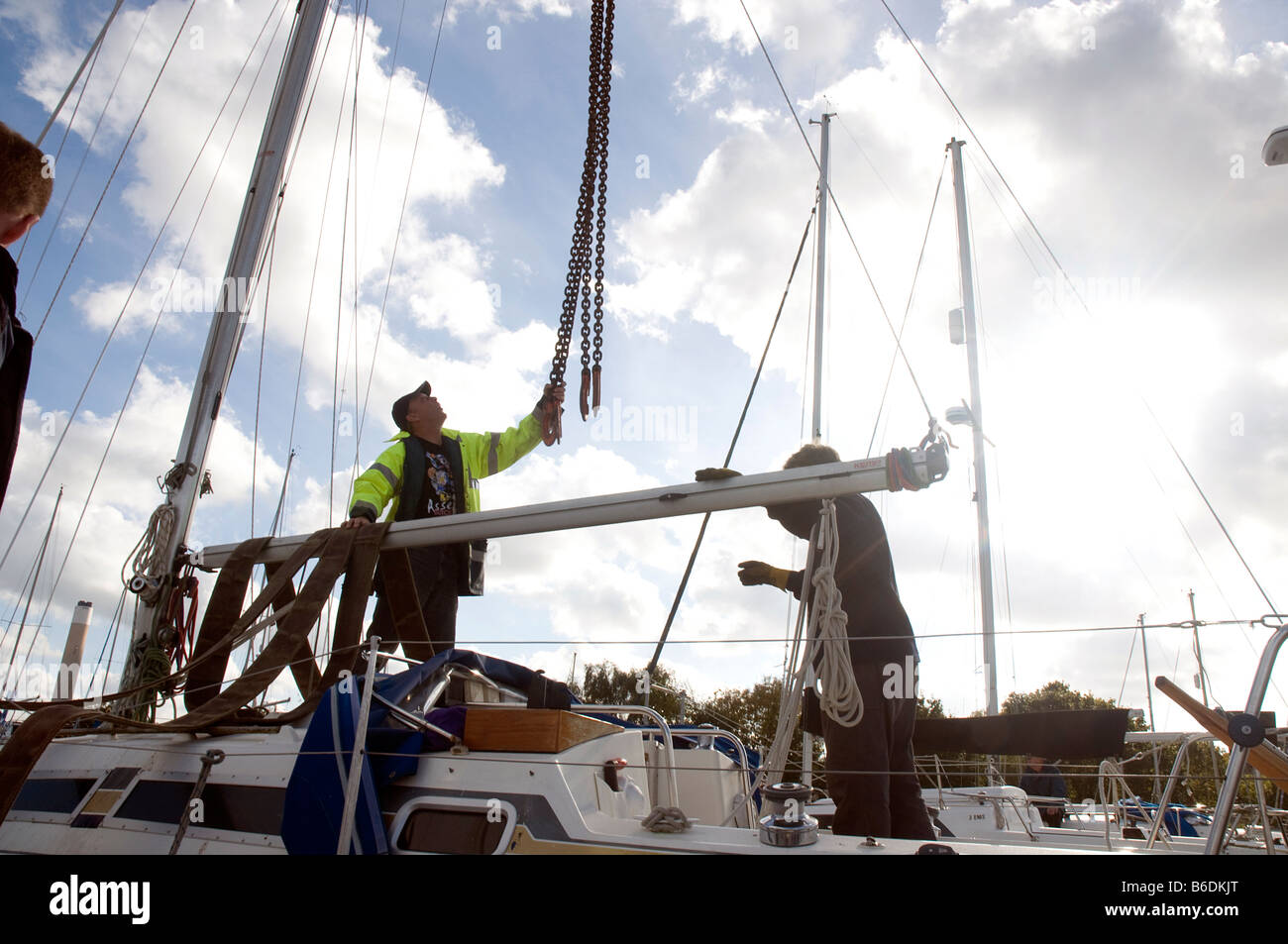 Boote aus dem Wasser heben, für den Winter im Segelclub ashlett Stockfoto