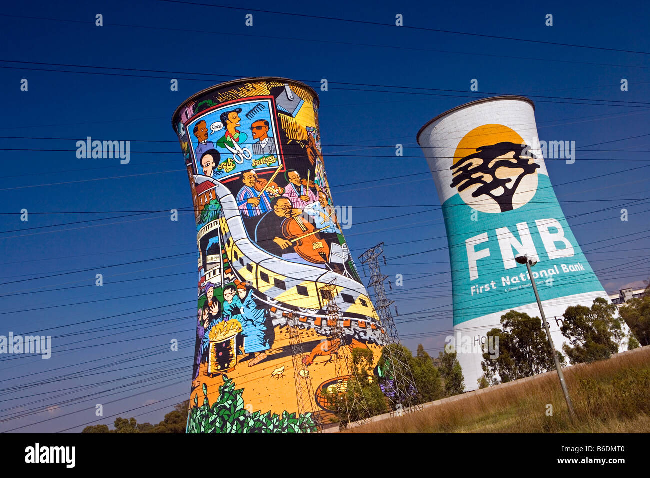 Südafrika, Johannesburg, bemalten Türme, die früher als Wasserkühlung für Kraftwerk eingesetzt Stockfoto