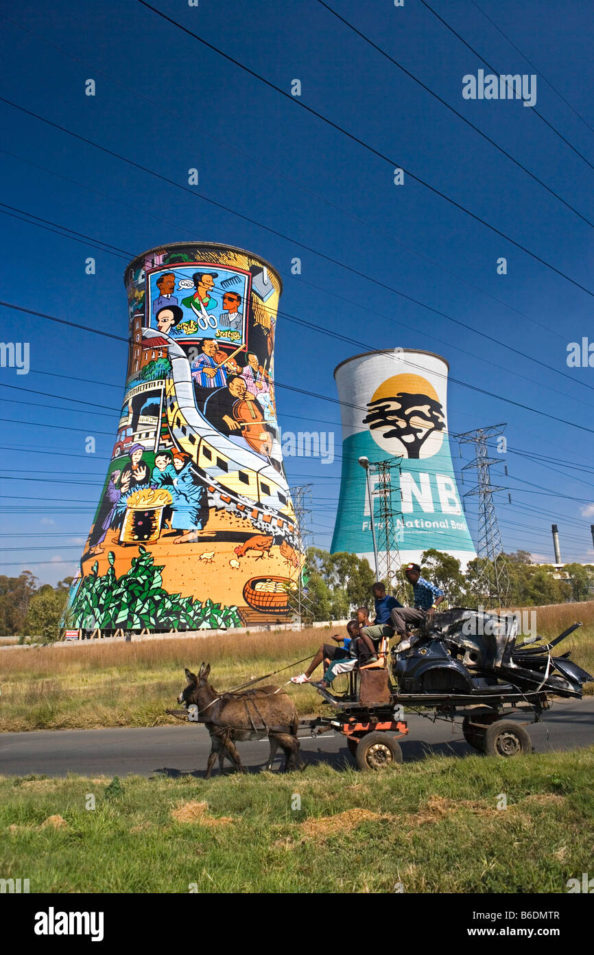 Südafrika, Johannesburg, bemalten Türme, die früher als Wasserkühlung für Kraftwerk eingesetzt Stockfoto