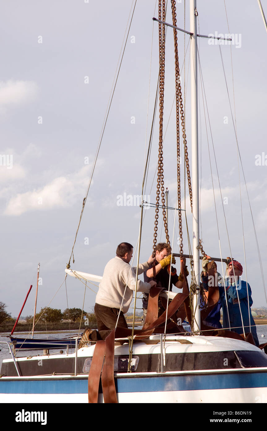 Boote aus dem Wasser heben, für den Winter im Segelclub ashlett Stockfoto