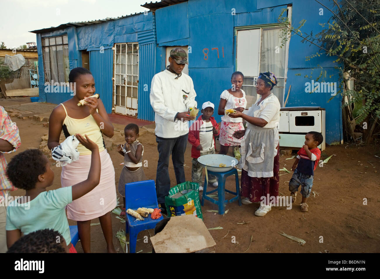 Südafrika, Johannesburg, Soweto, Slums und squatter Camps. Frau Mais, Mais zu verkaufen Stockfoto