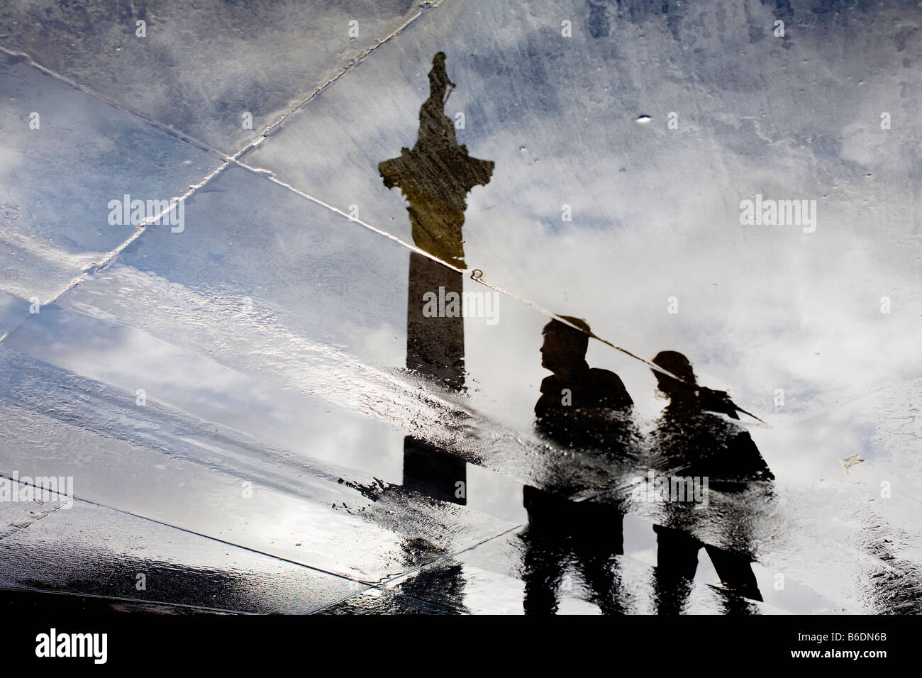 Nelsons Säule in Pfützen auf dem Kopf stehend gesehen. Trafalgar Square, London, England, UK Stockfoto