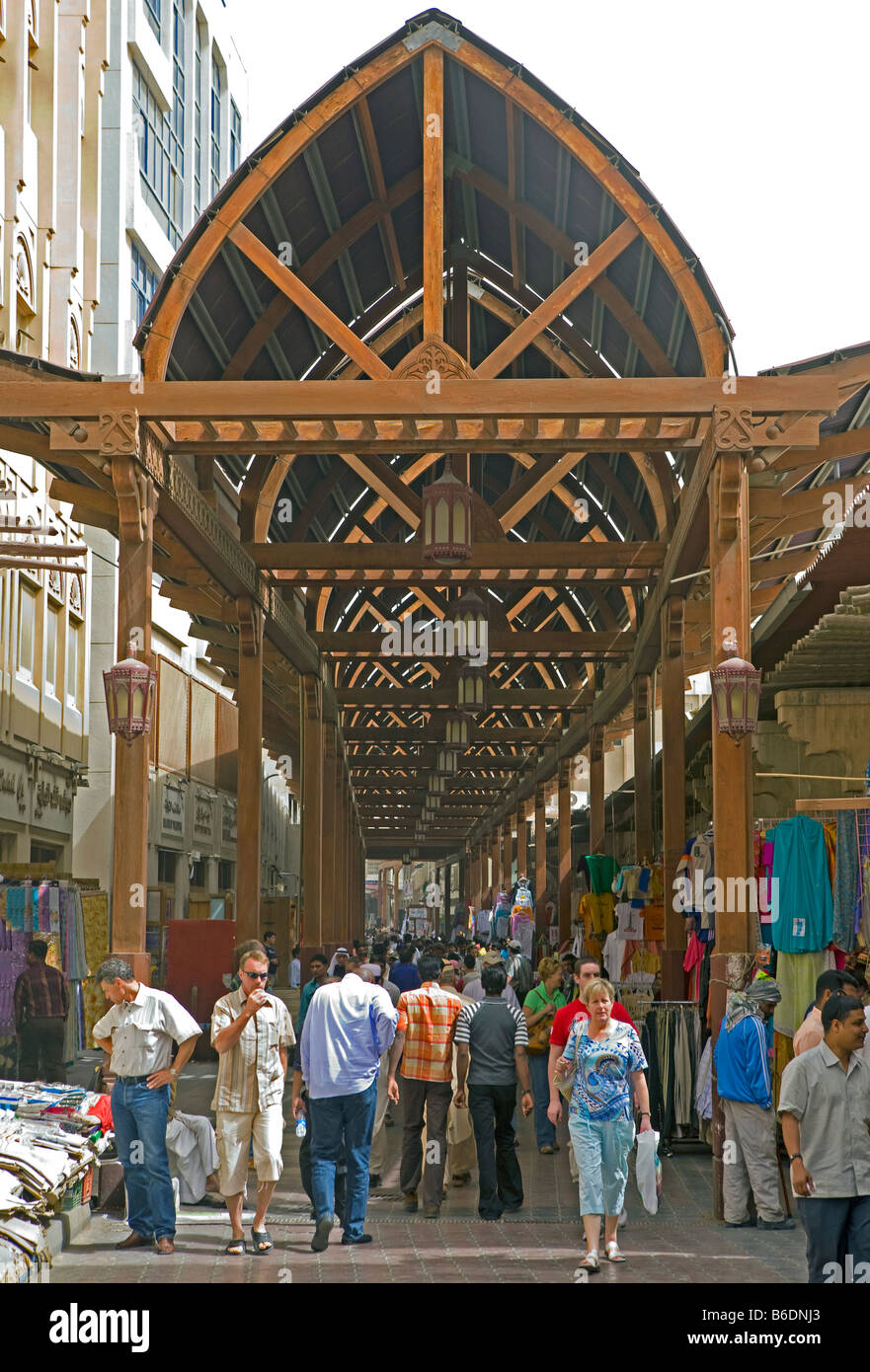 Vereinigte Arabische Emirate, Dubai. Menschen beim Einkaufen in Bur Dubai. Stockfoto