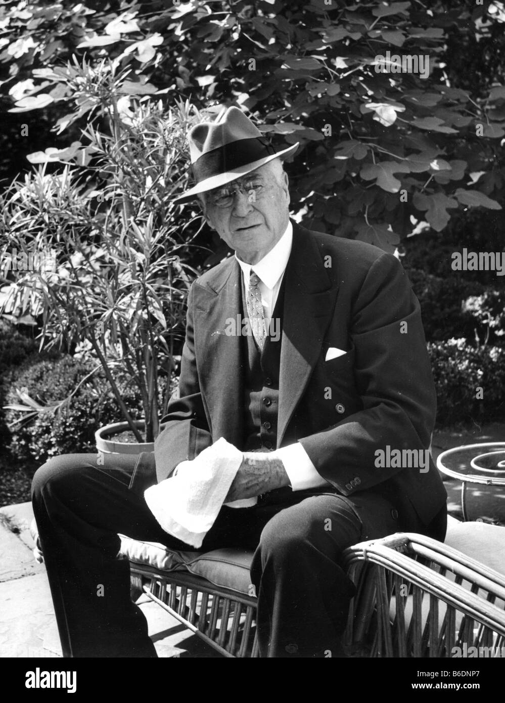 BERNARD BARUCH (1870-1965), US-amerikanischer Finanzier und Berater von US-Präsidenten Wilson und Roosevelt in seinem Haus in Long Island Stockfoto