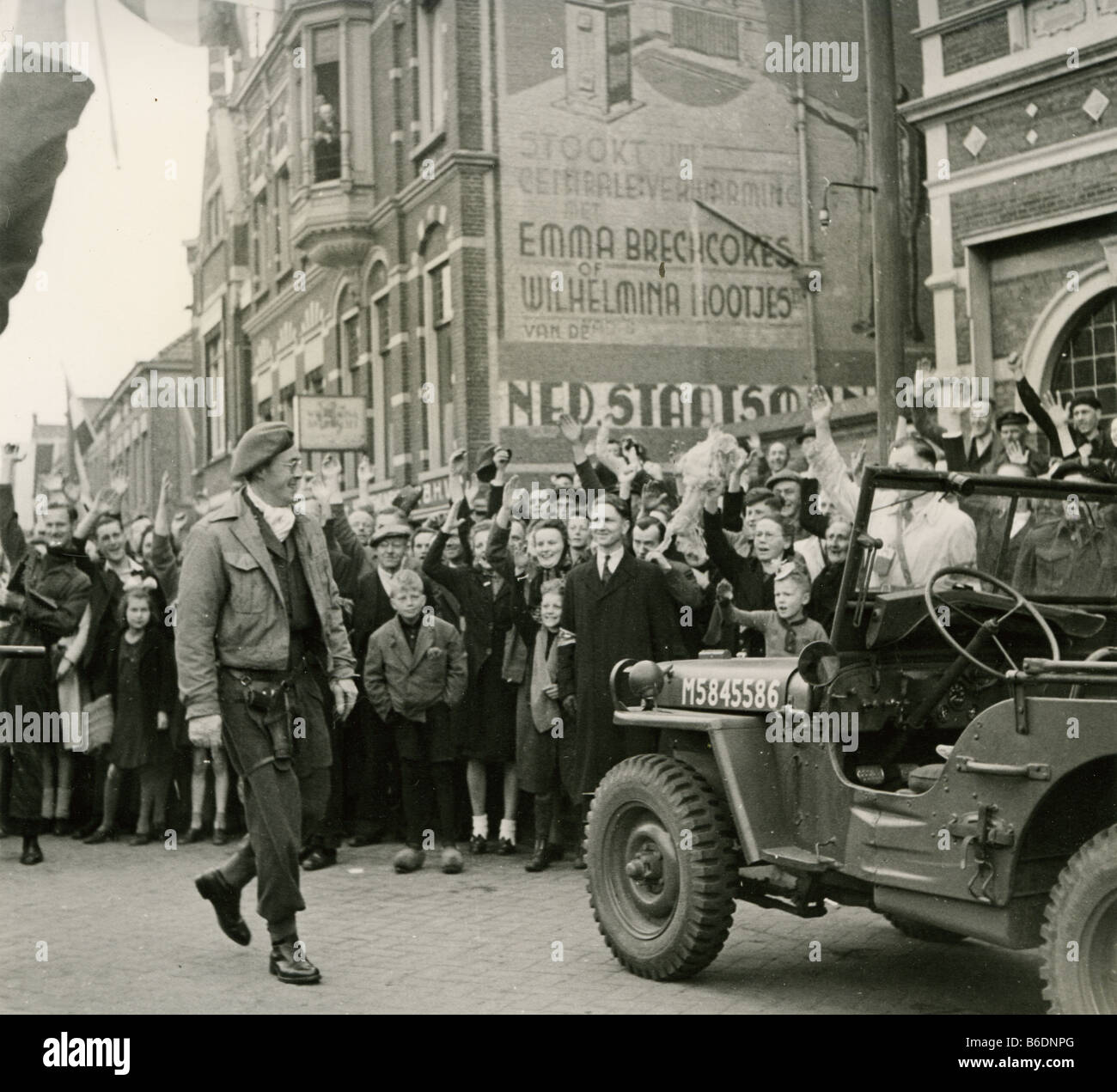 Prinz BERNHARD in Leeuwarden im April 1945 im Rahmen seiner Tour der befreiten Holland Stockfoto