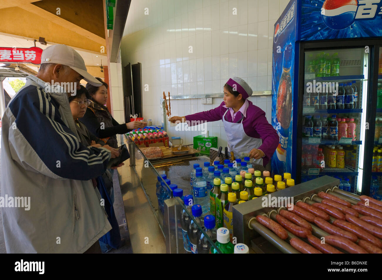 Lebensmittel-Hersteller neben Einkaufszentrum Xidan Beijing China Stockfoto