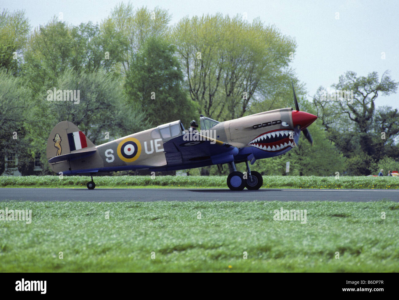 Curtiss p-40 Kittyhawk Taxi am Flugplatz Biggin Hill Start-und Landebahn Stockfoto