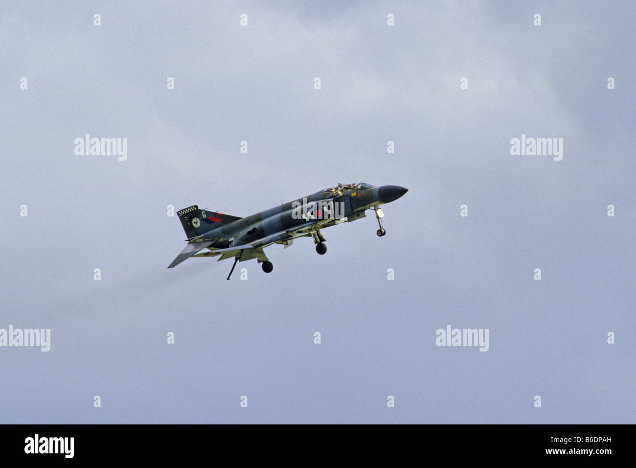 RAF McDonnell Douglas Phantom FG1 fliegt mit Fahrwerken nach unten Stockfoto