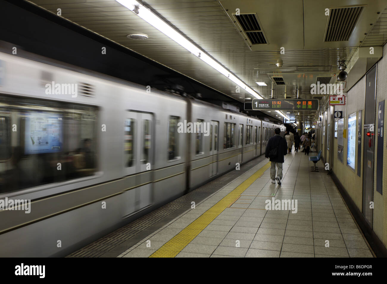 Ein u-Bahn-Zug hält entlang der Plattform bei Kayabacho Tokyo Metro Hibiya-Linie Stockfoto