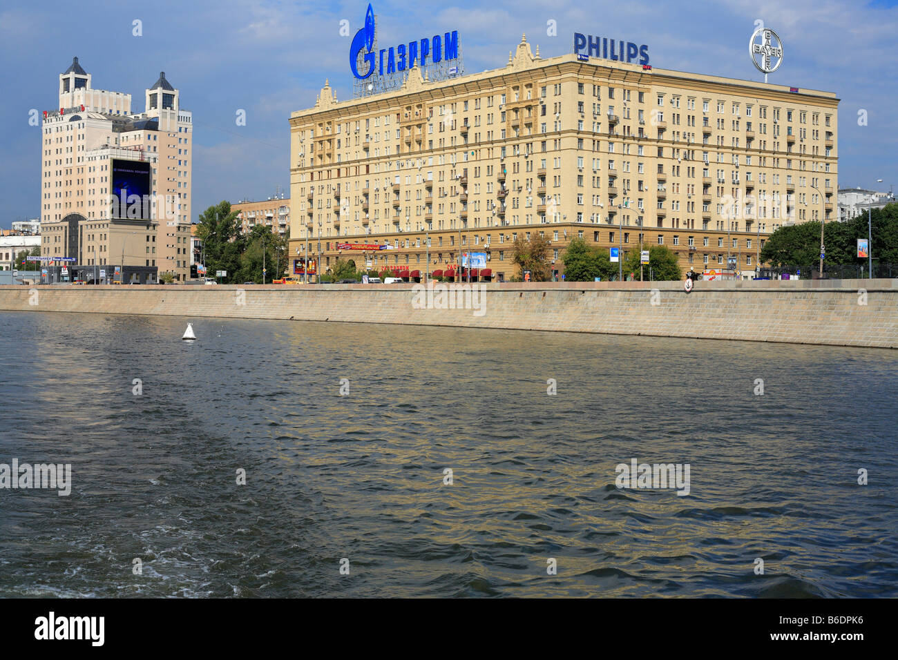 Haus mit Werbung von "Gazprom", Blick vom Fluss Moskwa, Moskau, Russland Stockfoto