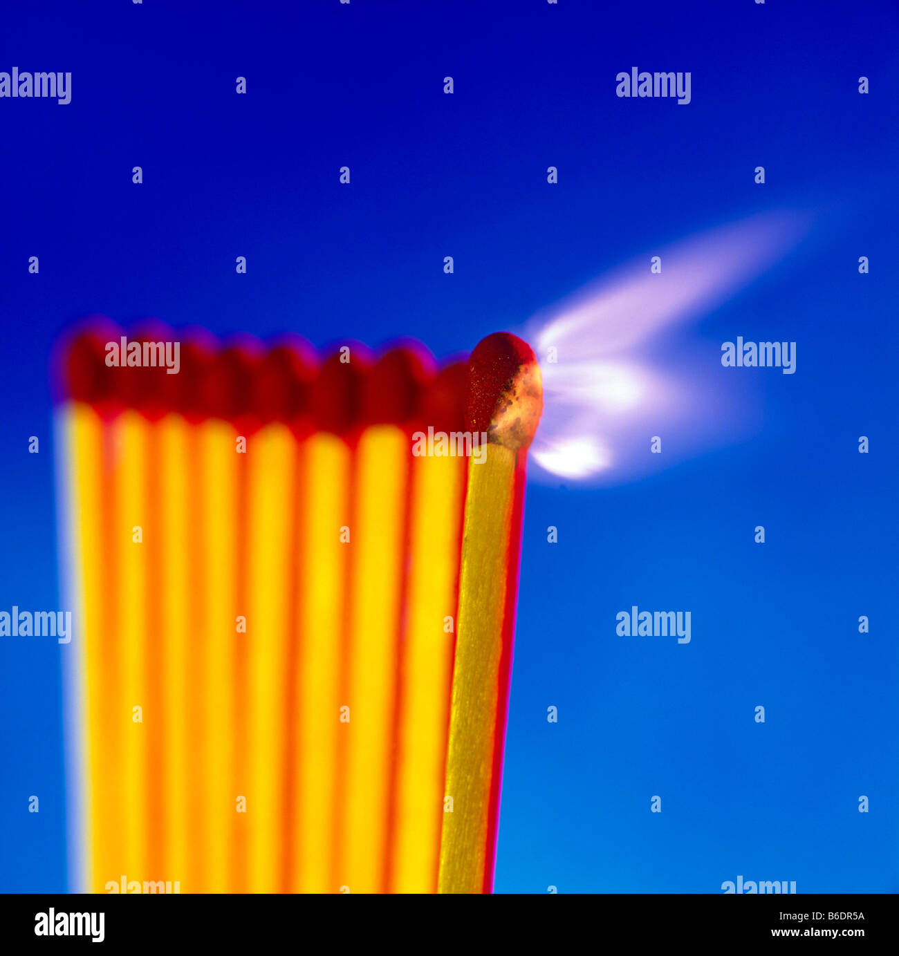 Nahaufnahme eines Satzes von Übereinstimmungen anzünden Stockfoto