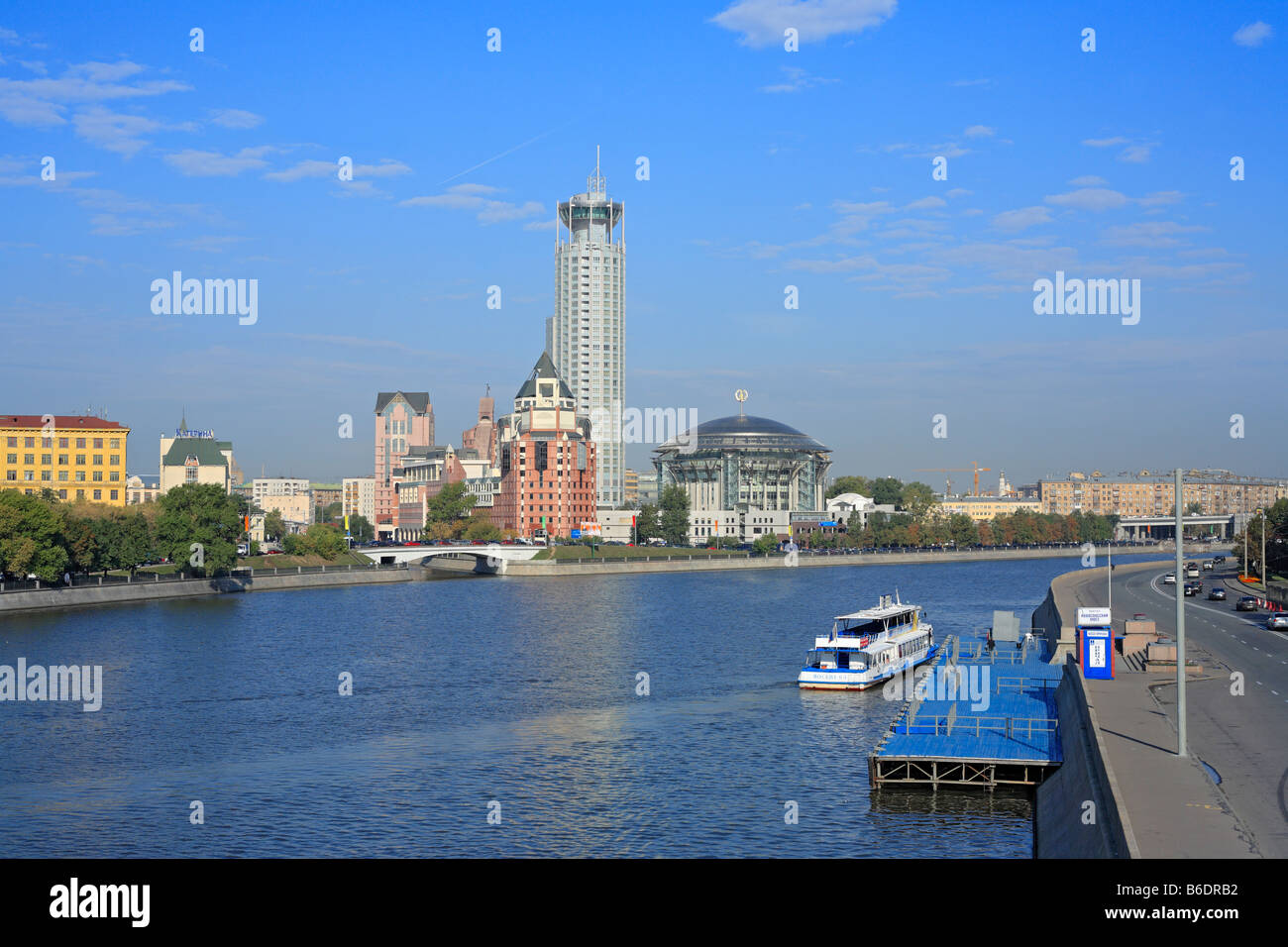 Touristischen Schiff, moderne Architektur, hohe Gebäude mit Hausmusik, Ansicht von Moskwa, Moskau, Russland Stockfoto