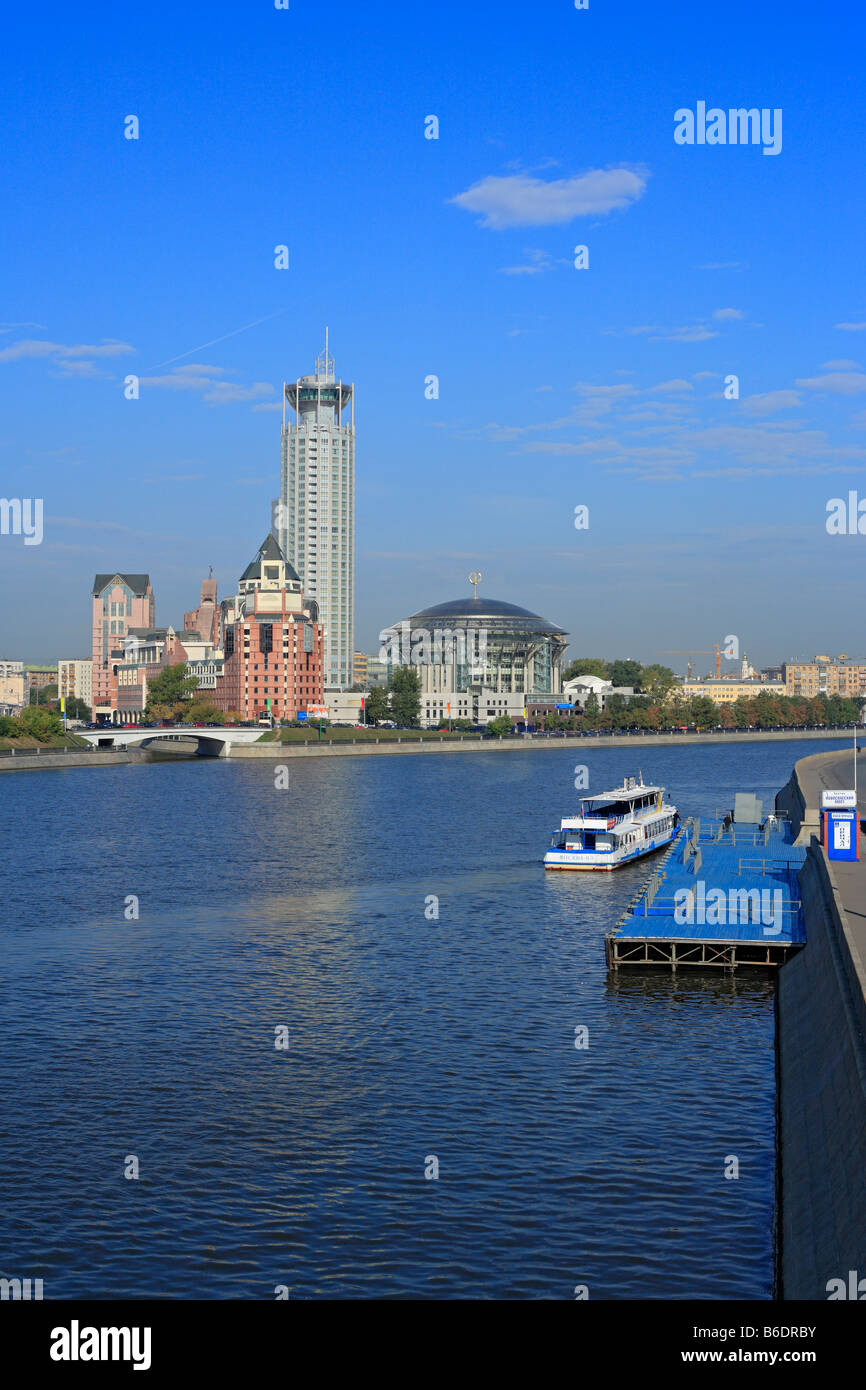 Touristischen Schiff, moderne Architektur, hohe Gebäude mit Hausmusik, Ansicht von Moskwa, Moskau, Russland Stockfoto