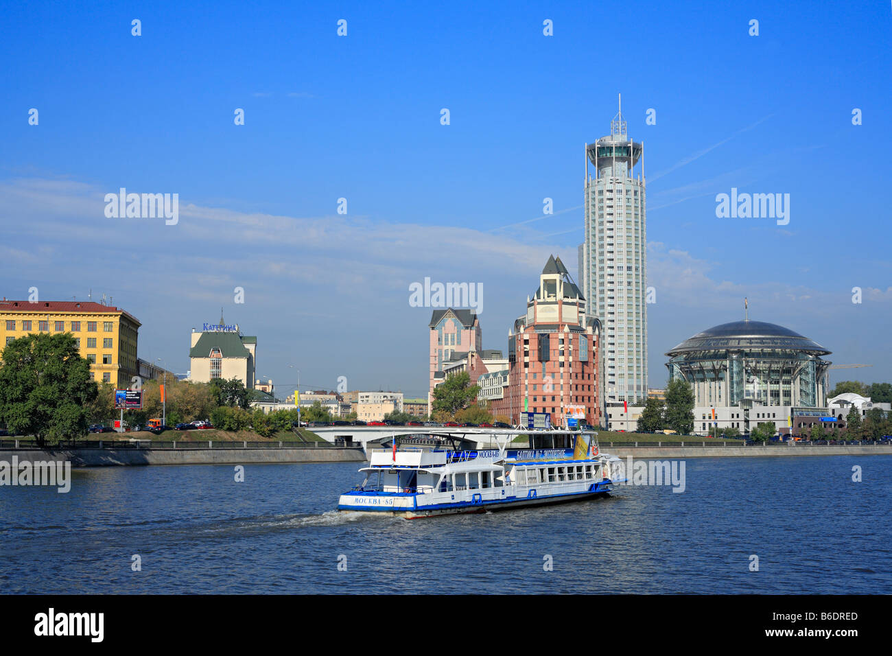 Touristischen Schiff, moderne Architektur, hohe Gebäude mit Hausmusik, Ansicht von Moskwa, Moskau, Russland Stockfoto