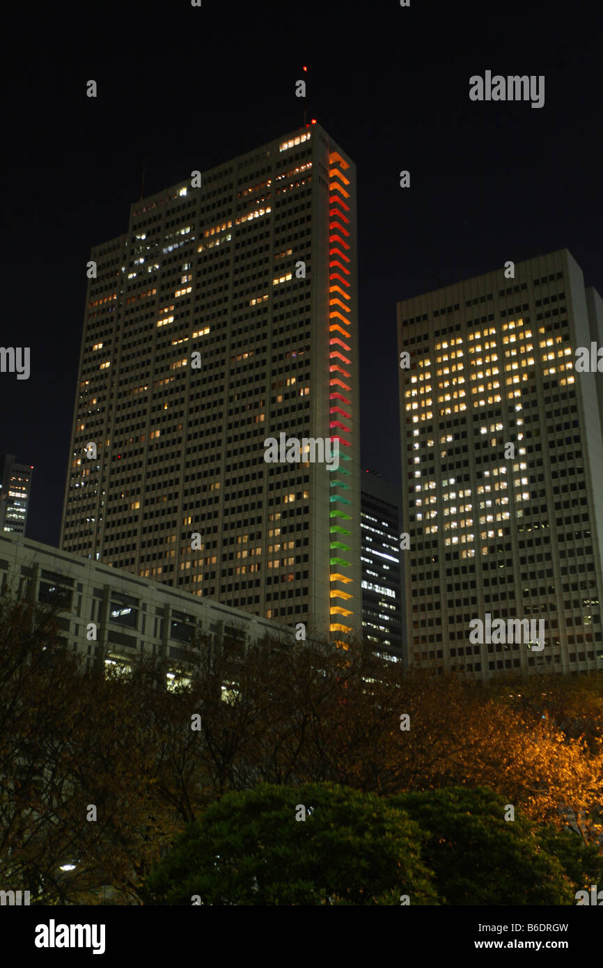Die Lichter in den Räumen eines Wolkenkratzers erstellen Sie ein Abbild der Weihnachtsmann während des Festivals Shinjuku Weihnachtsbeleuchtung Stockfoto
