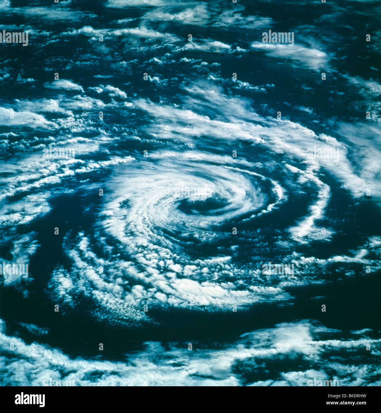 Spirale der Wolken fotografiert vom Space Shuttle Endeavour-mission STS-108, Dezember 2001. Stockfoto