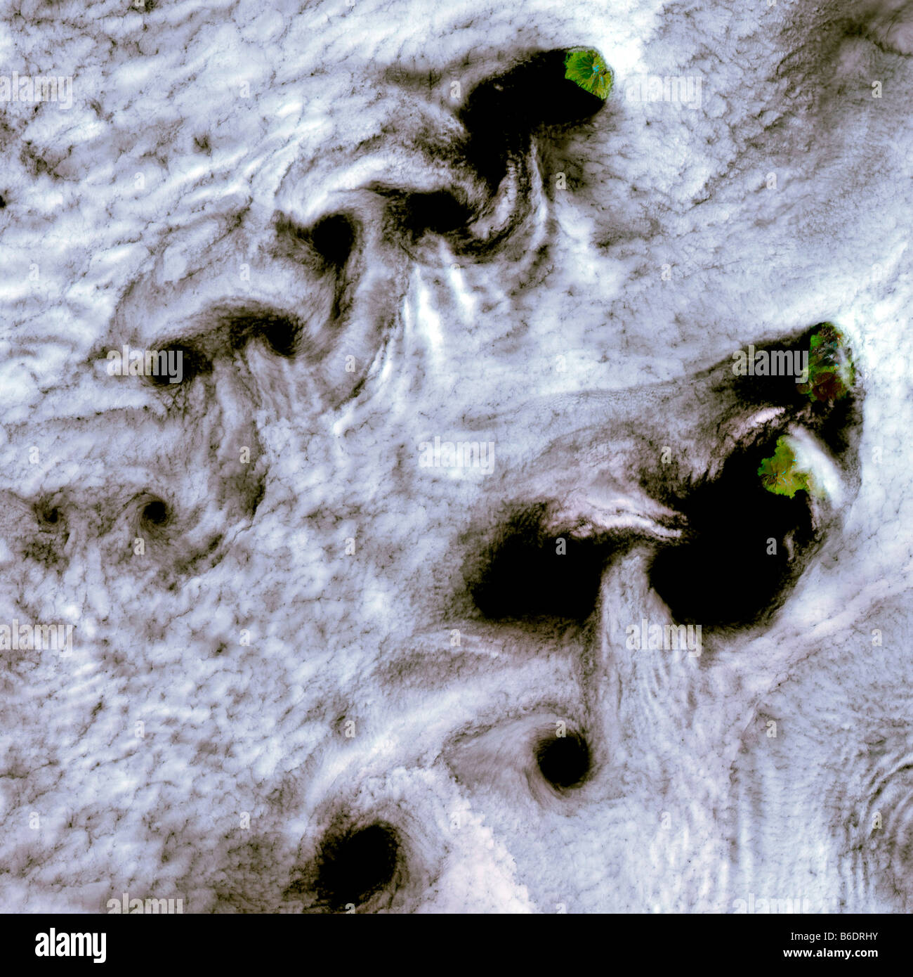 Von Karman wirbeln. Farbige zusammengesetzten Satellitenbild von Wolken von Karman Wirbel bilden. Stockfoto