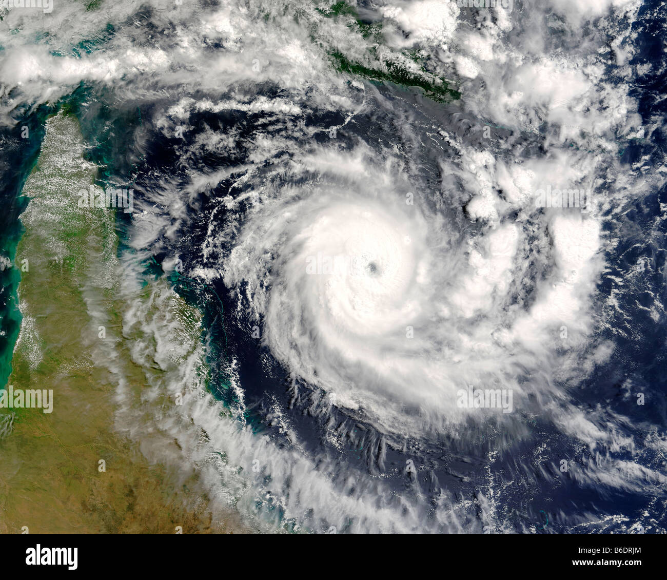 Tropischer Wirbelsturm Ingrid. Terra-Satellitenbild von tropischer Wirbelsturm Ingrid in der Coral Sea. Stockfoto