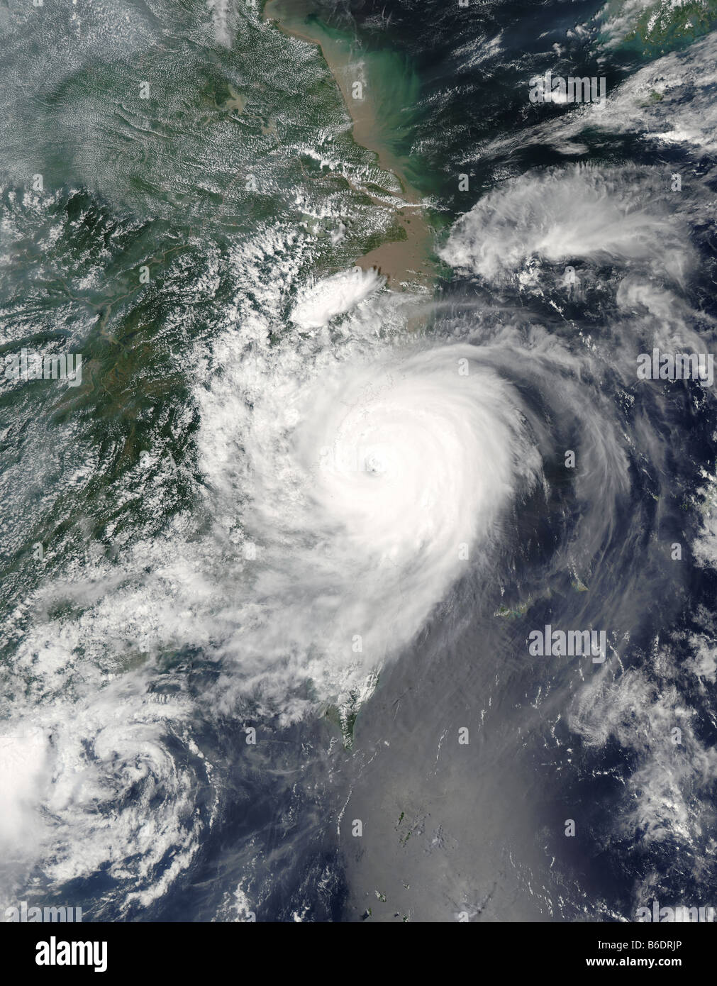 Taifun Saomai. Satellitenbild von Taifun Saomaiover Taiwan (unten Mitte) und China (Upperleft) am 10. August 2006. Stockfoto