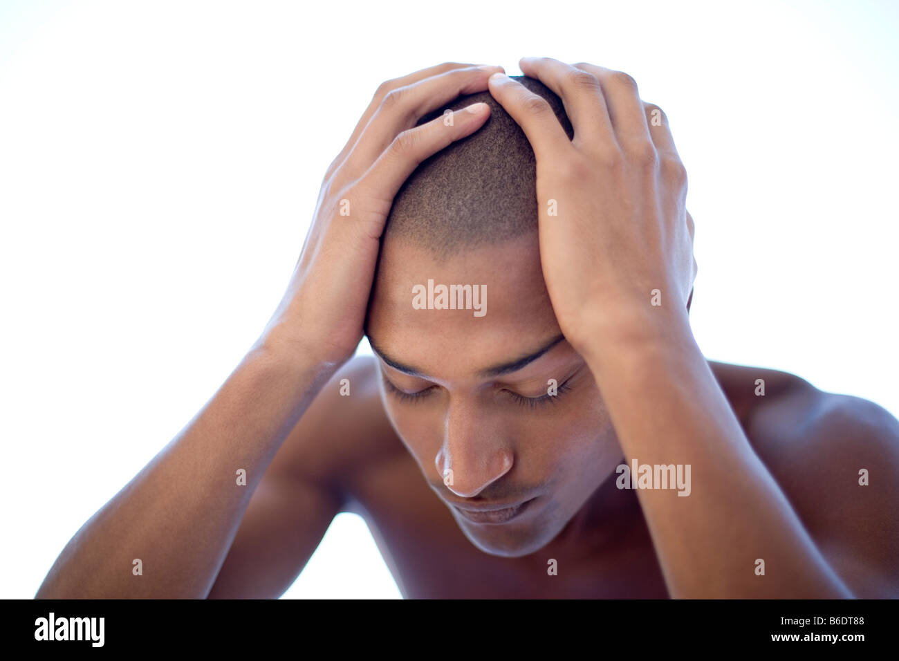 Deprimiert junger Mann hält seine Hände auf den Kopf. Er ist zwanzig Jahre alt. Stockfoto