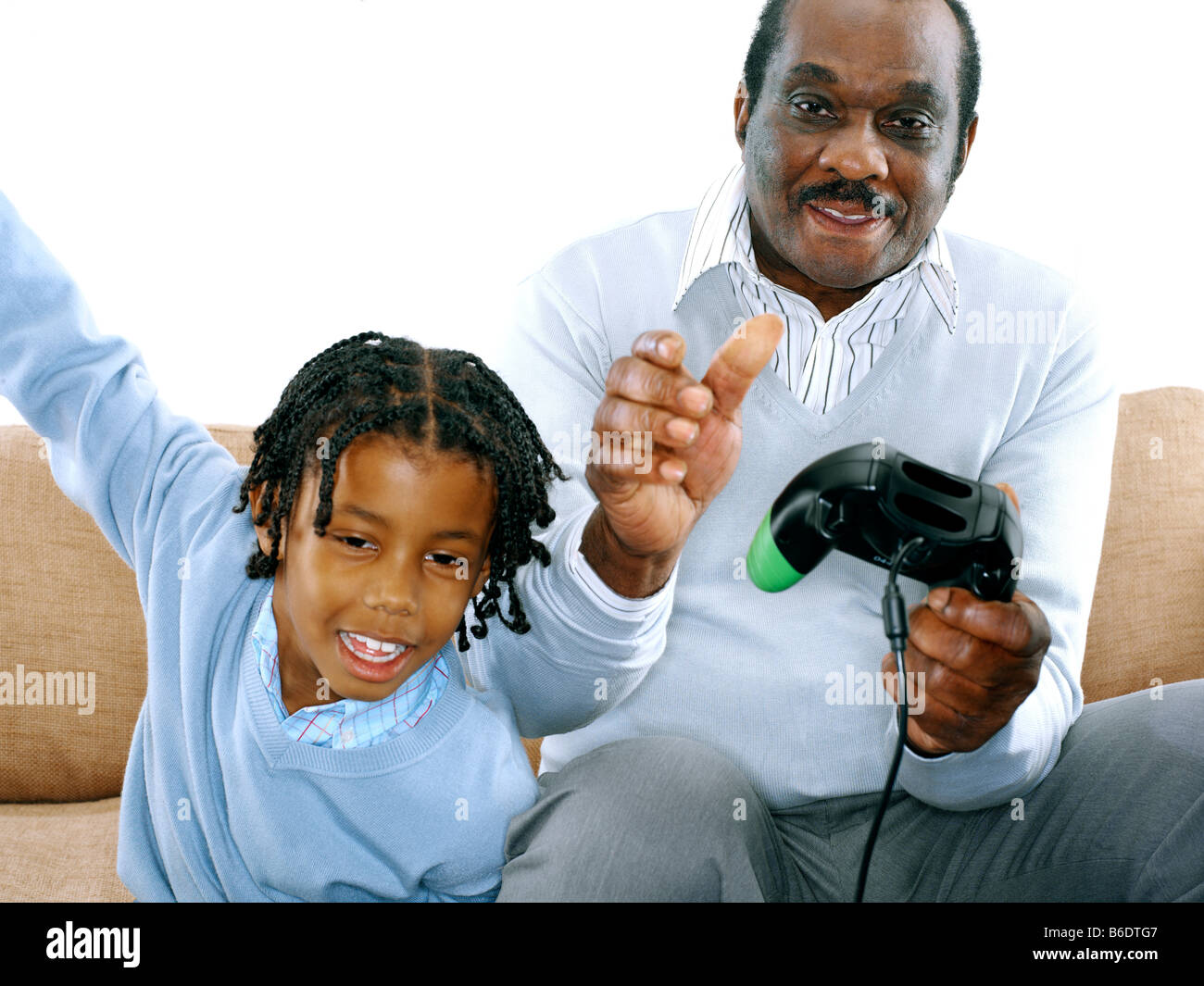 Generationen. Großvater, einem Computerspiel mit seinem 7-jährigen Sohn. Stockfoto