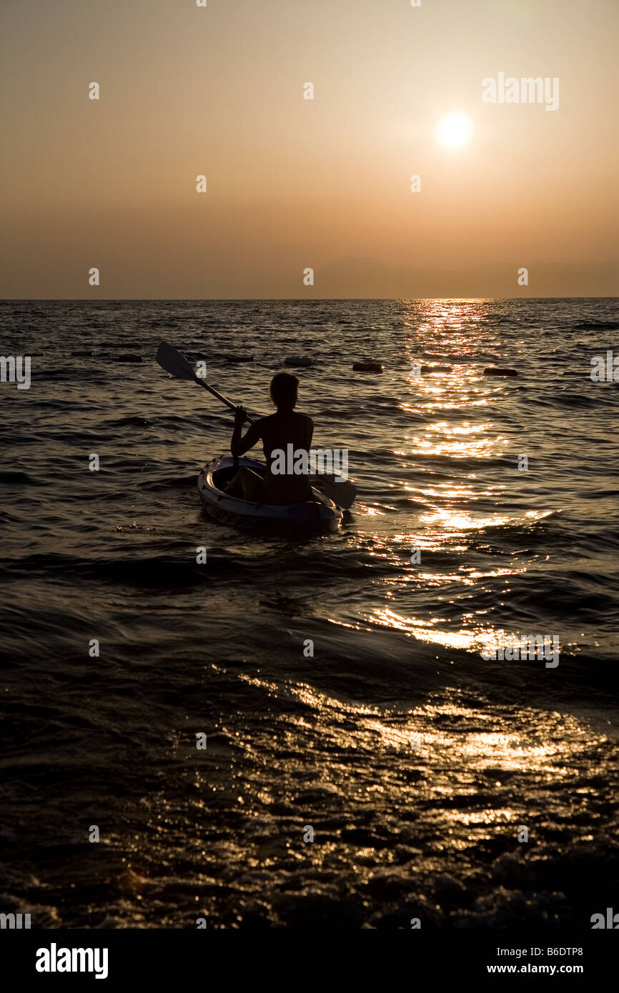 Frau mit Kanu auf dem Meer Stockfoto