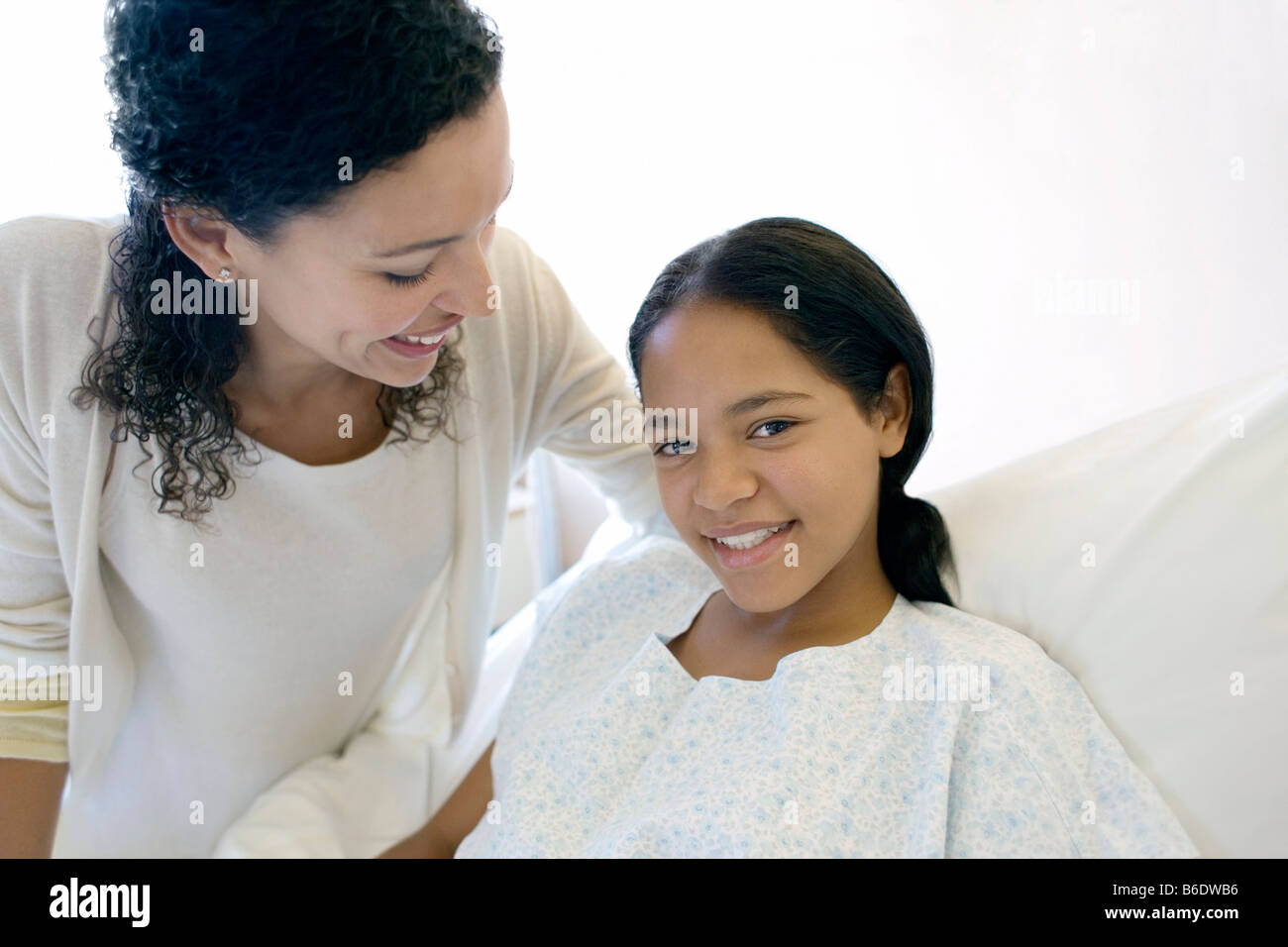 Besuch im Krankenhaus. Mutter besuchen ihre Teenager-Tochter auf einer Krankenstation. Stockfoto