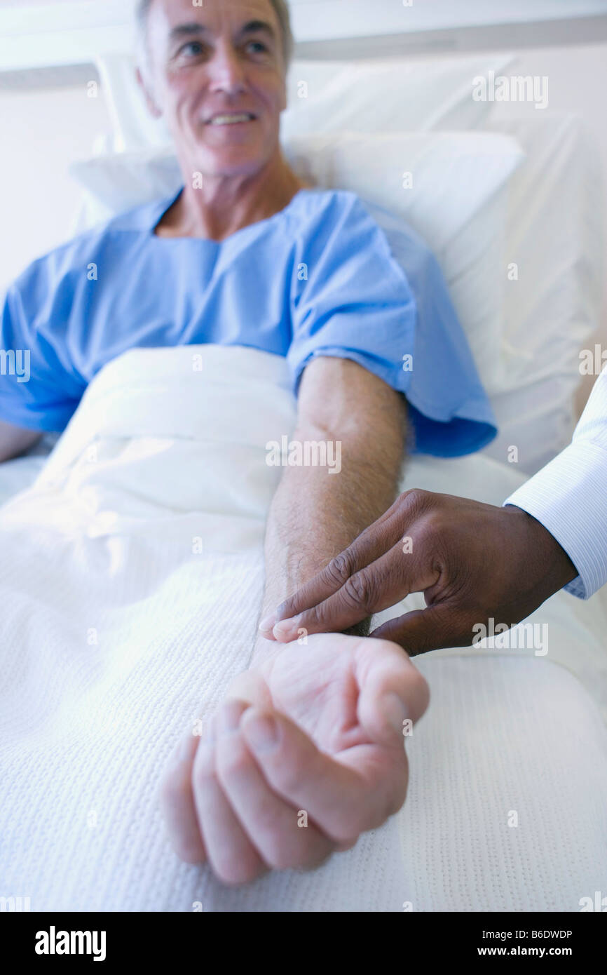 Überprüfung von Puls. Arzt mit seinen Fingern ein Patient Puls zu fühlen. Stockfoto