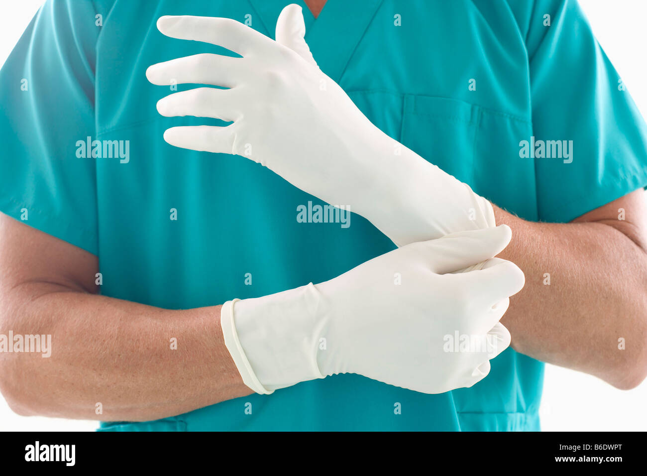 Chirurg, OP-Handschuhe anziehen Stockfotografie - Alamy