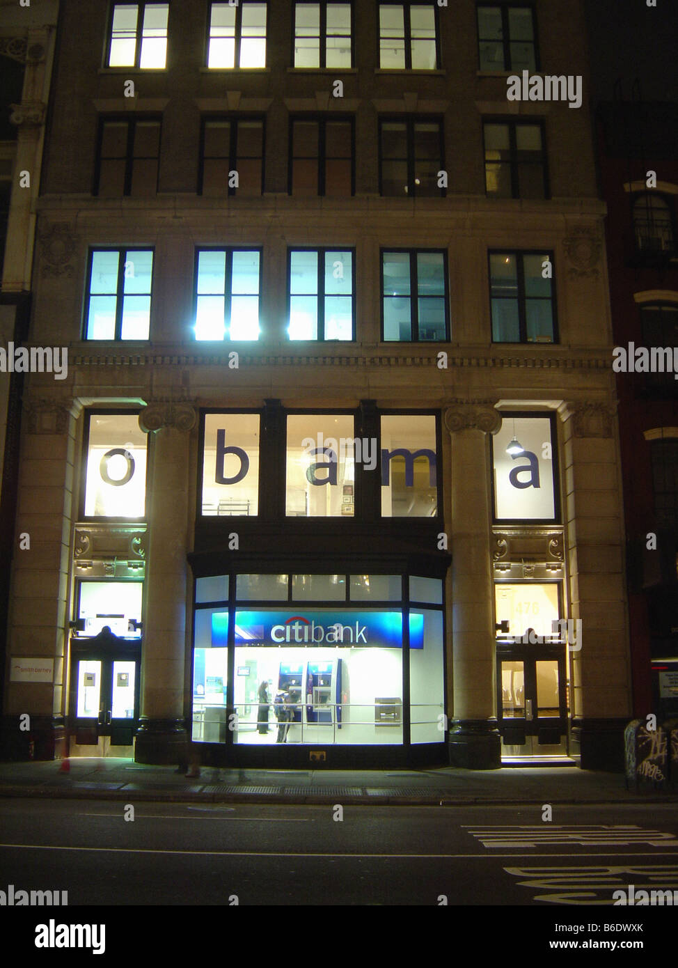 Städtisches Motiv des Wortes Obama an den Fenstern eines Gebäudes im unteren Manhattan New York City am Vorabend der USA Election Day 2008 Stockfoto