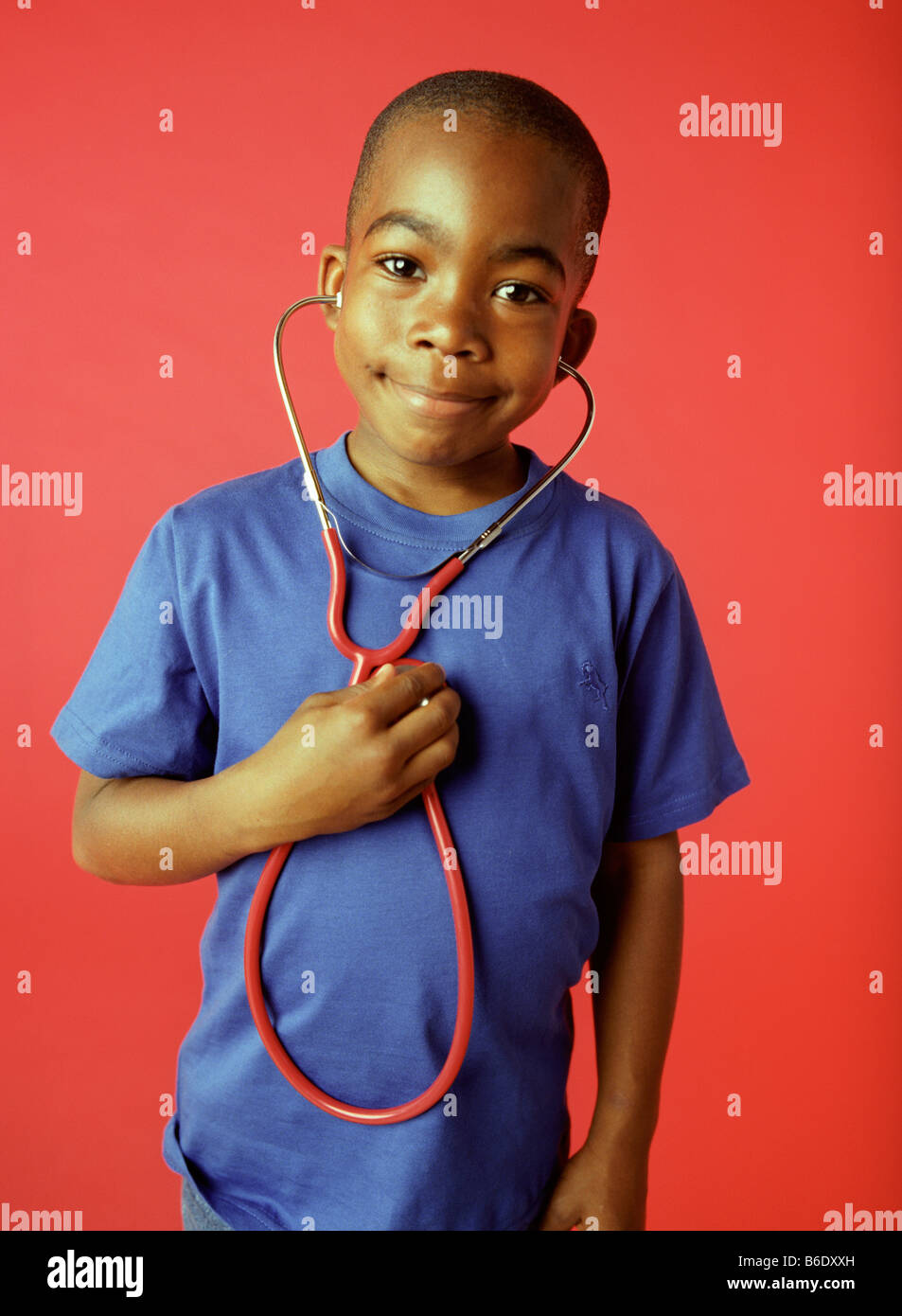Selbstuntersuchung. 6-jähriger Junge seinen Herzschlag mit einem Stethoskop hören. Stockfoto