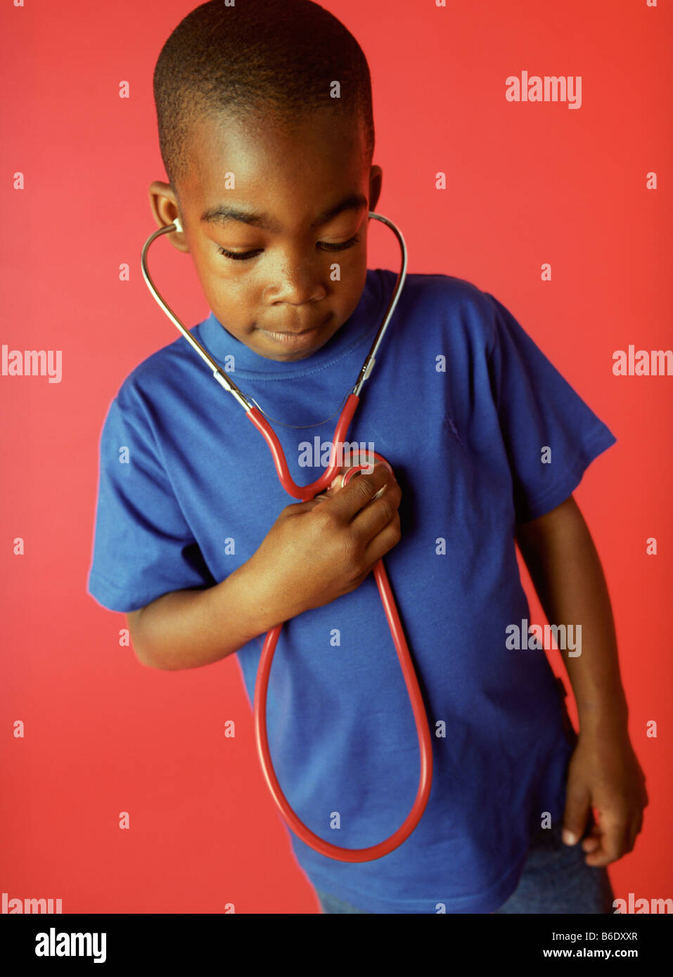 Selbstuntersuchung. 6-jähriger Junge seinen Herzschlag mit einem Stethoskop hören. Stockfoto