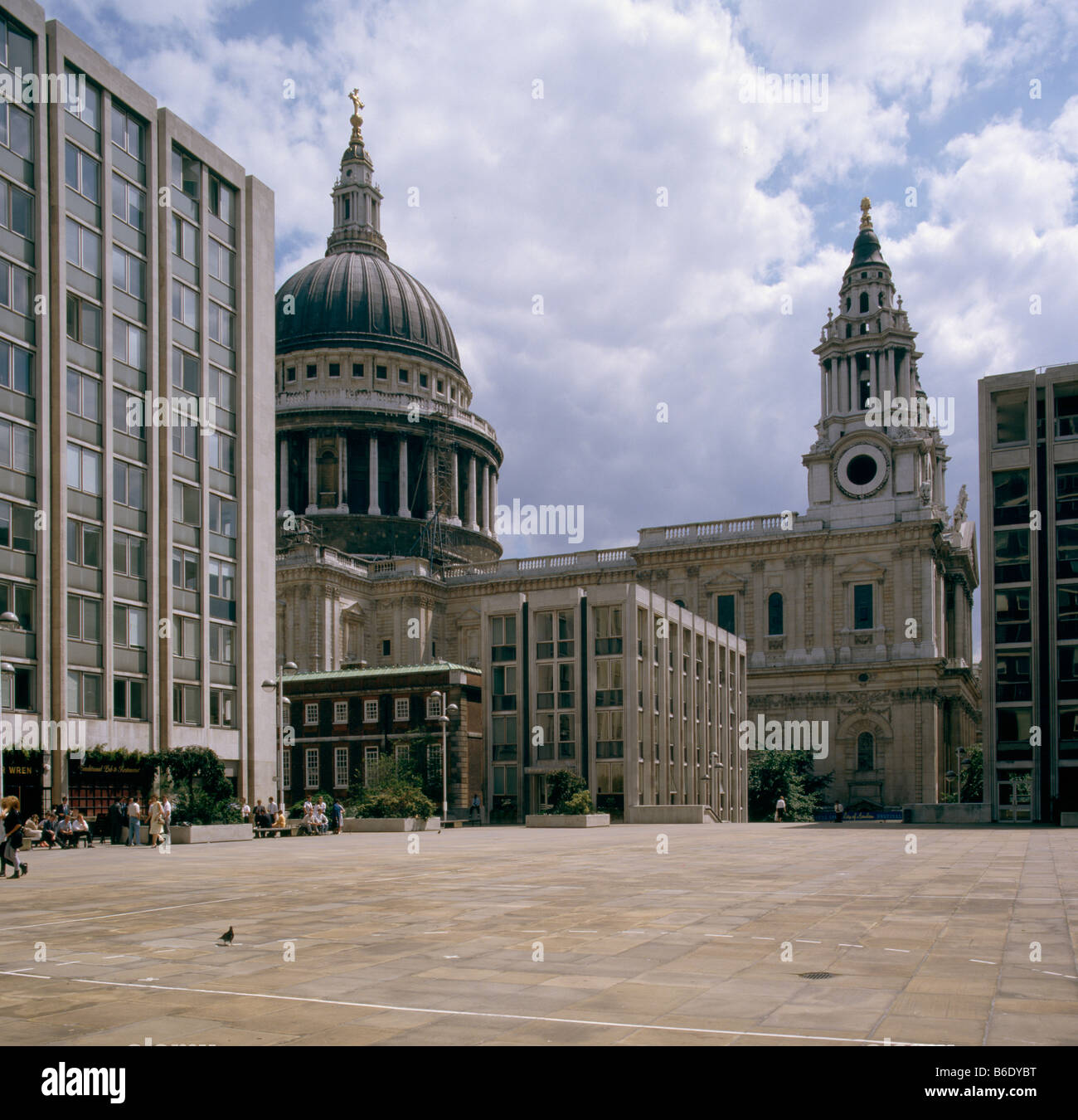 Saint-Paul Kathedrale & Paternoster Square Stockfoto