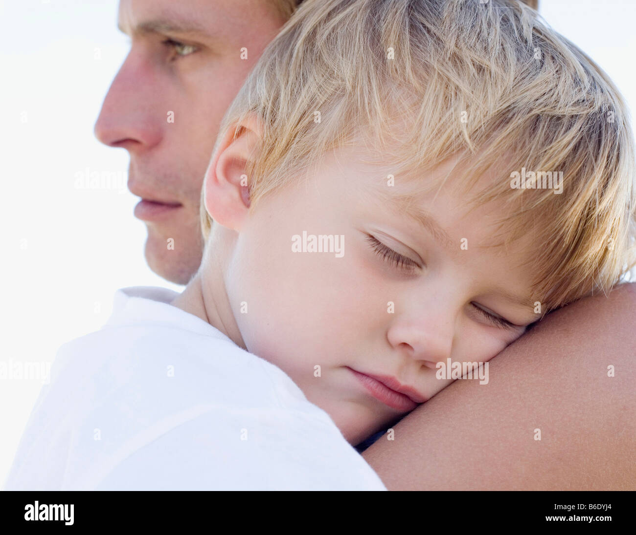 Vater seinen schlafenden Sohn kuscheln Stockfoto