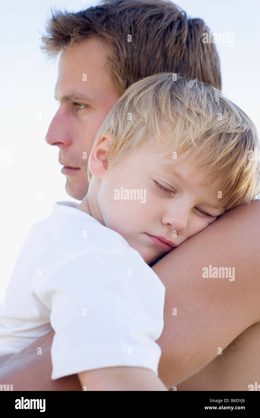 Vater seinen schlafenden Sohn kuscheln Stockfoto