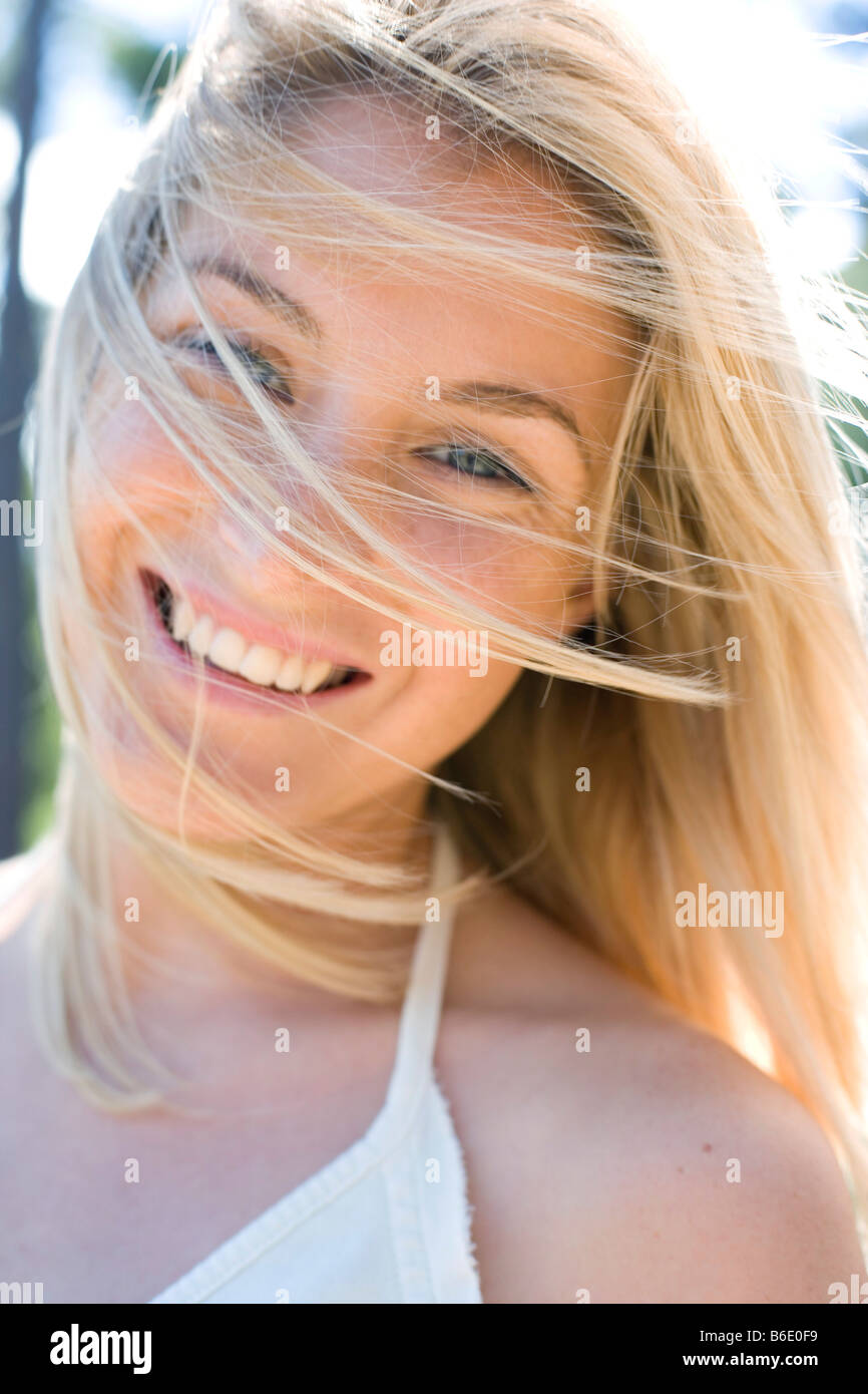 Glückliche Frau mit ihrem Haar windgepeitschten über ihr Gesicht. Stockfoto