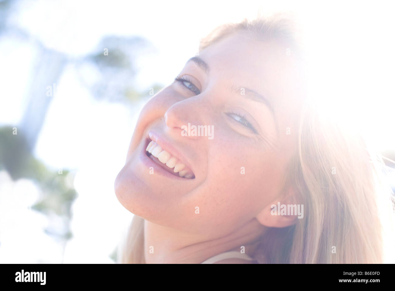Glückliche Frau im Sonnenlicht Stockfoto