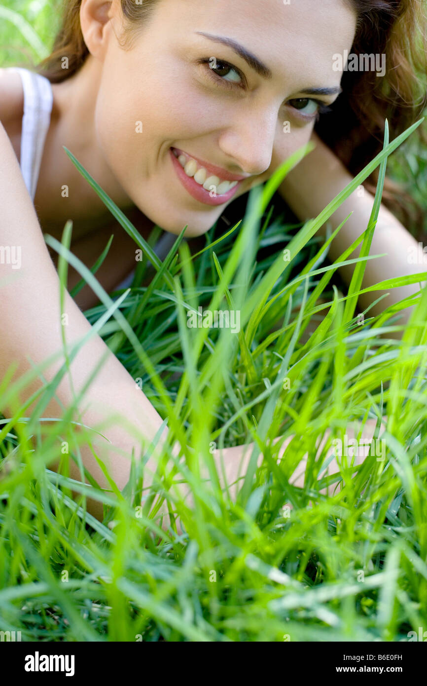 Frau liegt auf dem Rasen Stockfoto